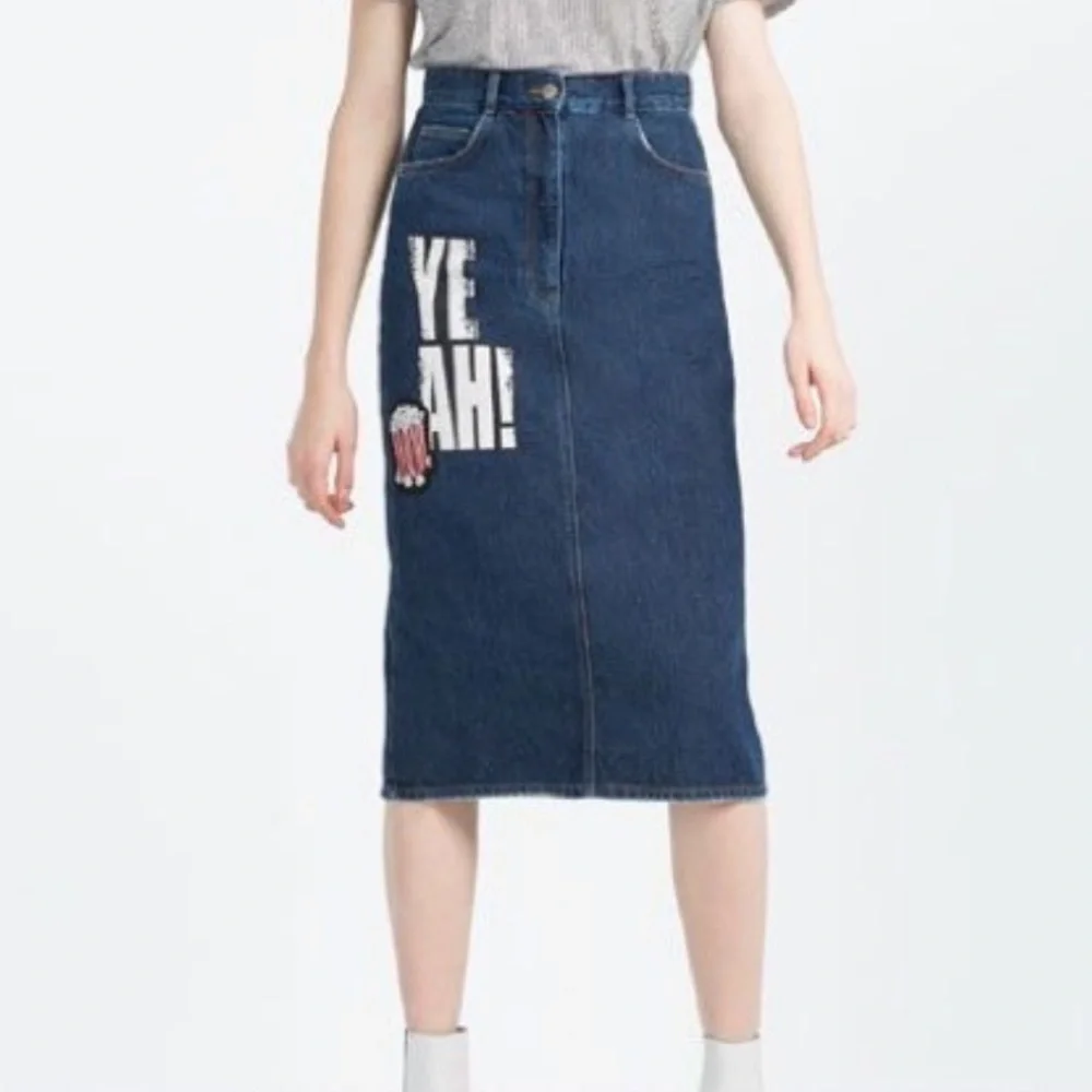 Zara “Yeah” popcorn denim jean midi skirt size XS